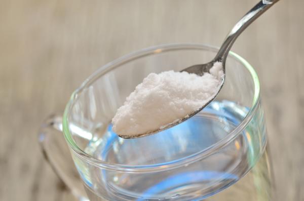 How to remove sweat smell from clothes - Baking soda