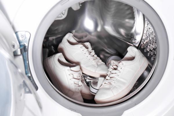 How to whiten white sneakers - Wash sneakers in the washing machine