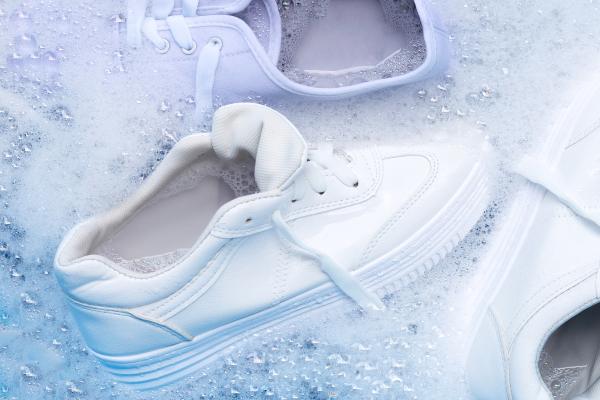 How to whiten white sneakers - Baking soda and laundry detergent