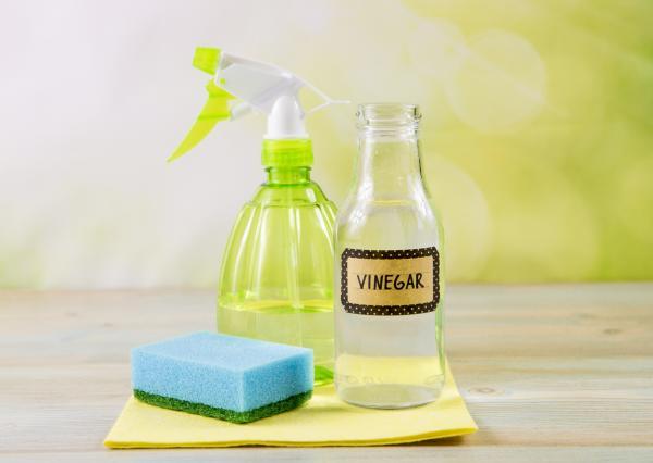 How to remove scale from glass - White vinegar to remove scale from glass