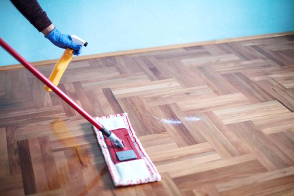 How to clean laminate flooring - Use detergent to clean laminate flooring 