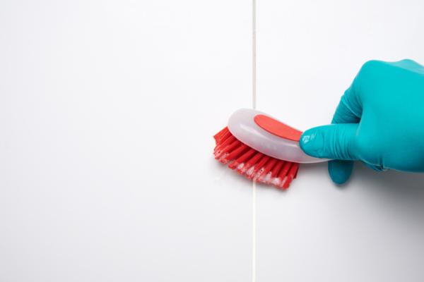 How to clean kitchen tiles - Toothpaste