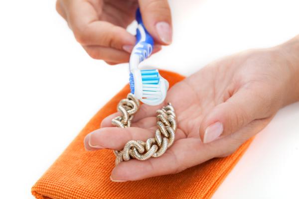 How to Clean a Gold Chain - How to Clean a Gold Chain with Toothpaste