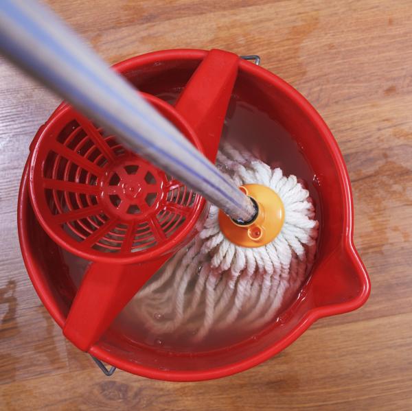 How to clean a laminate floor - Clean a laminate floor with water 