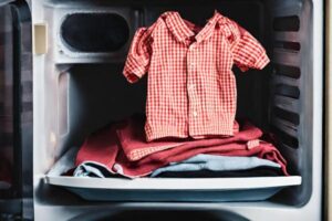 Can drying clothes in the microwave be done?  Know the risks