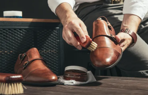 How to clean leather shoes