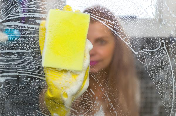 How to clean mirrors without leaving marks