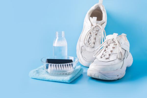 How to wash white tennis shoes