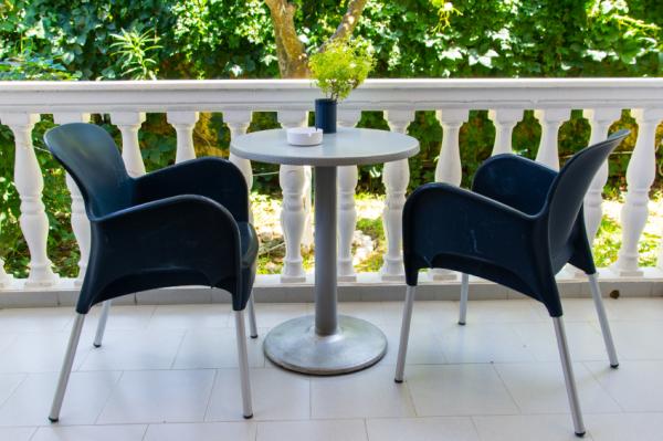 How to clean plastic garden furniture