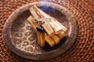 How to clean the house with palo santo