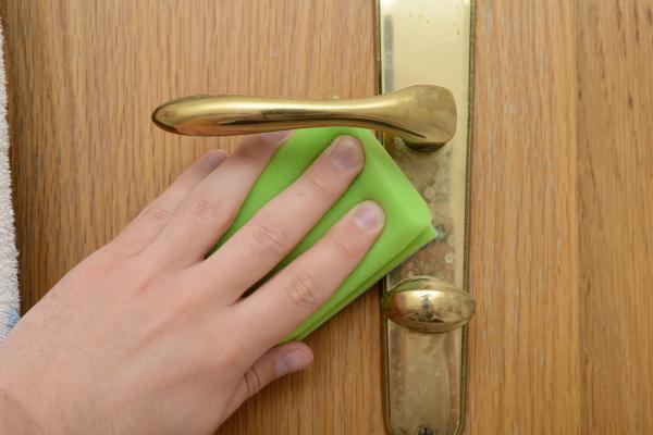 How to clean wooden doors