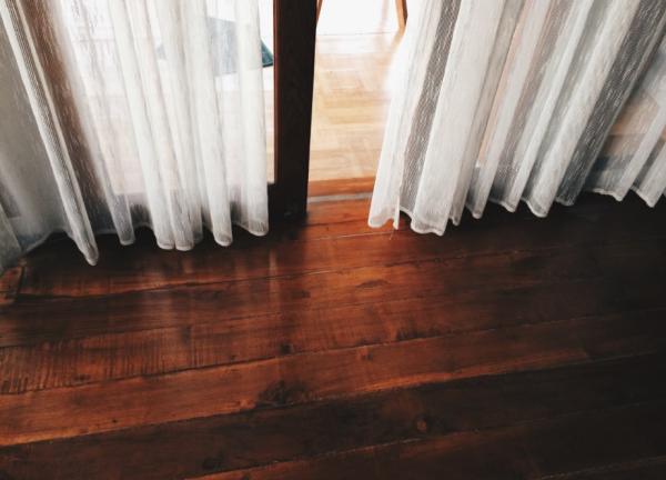 How to remove oil stains from parquet