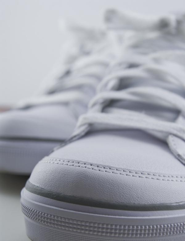 How to remove smell from sneakers